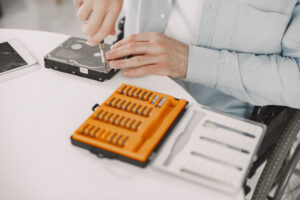 Tekniker installerer SSD i MacBook hos iDoktoren