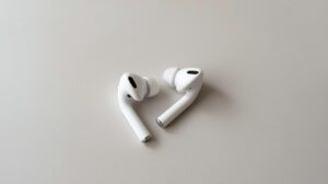 Tekniker renser AirPods hos iDoktoren Hørsholm